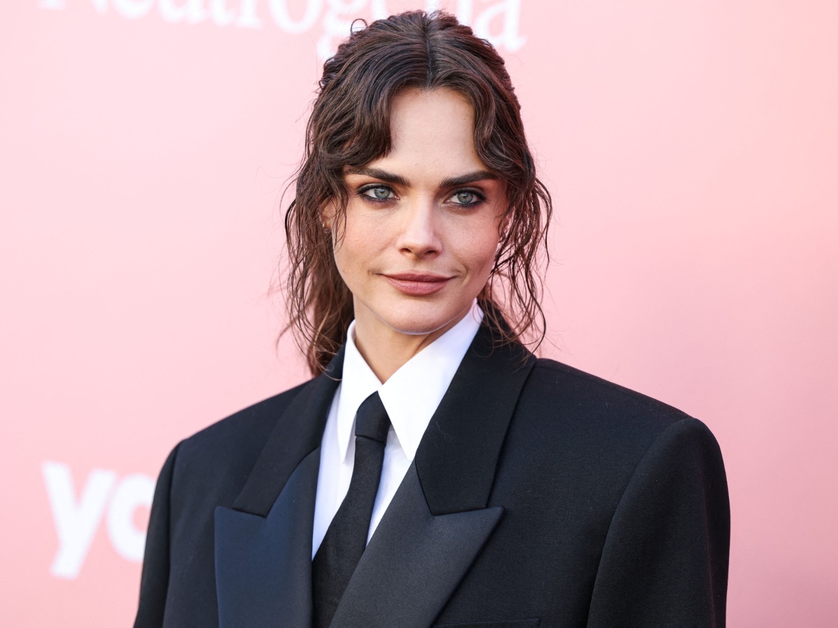 To messy hairstyle της Cara Delevingne είναι ανεπιτήδευτο και  ταυτόχρονα chic