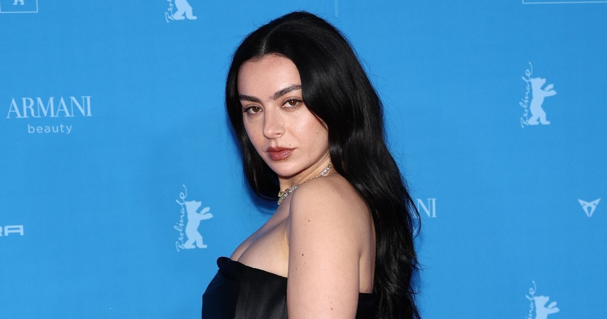 Charli XCX: To smokey eye look στο νέο της video clip έχει high-fashion twist και καθορίζει τις τάσεις της επόμενης σεζόν