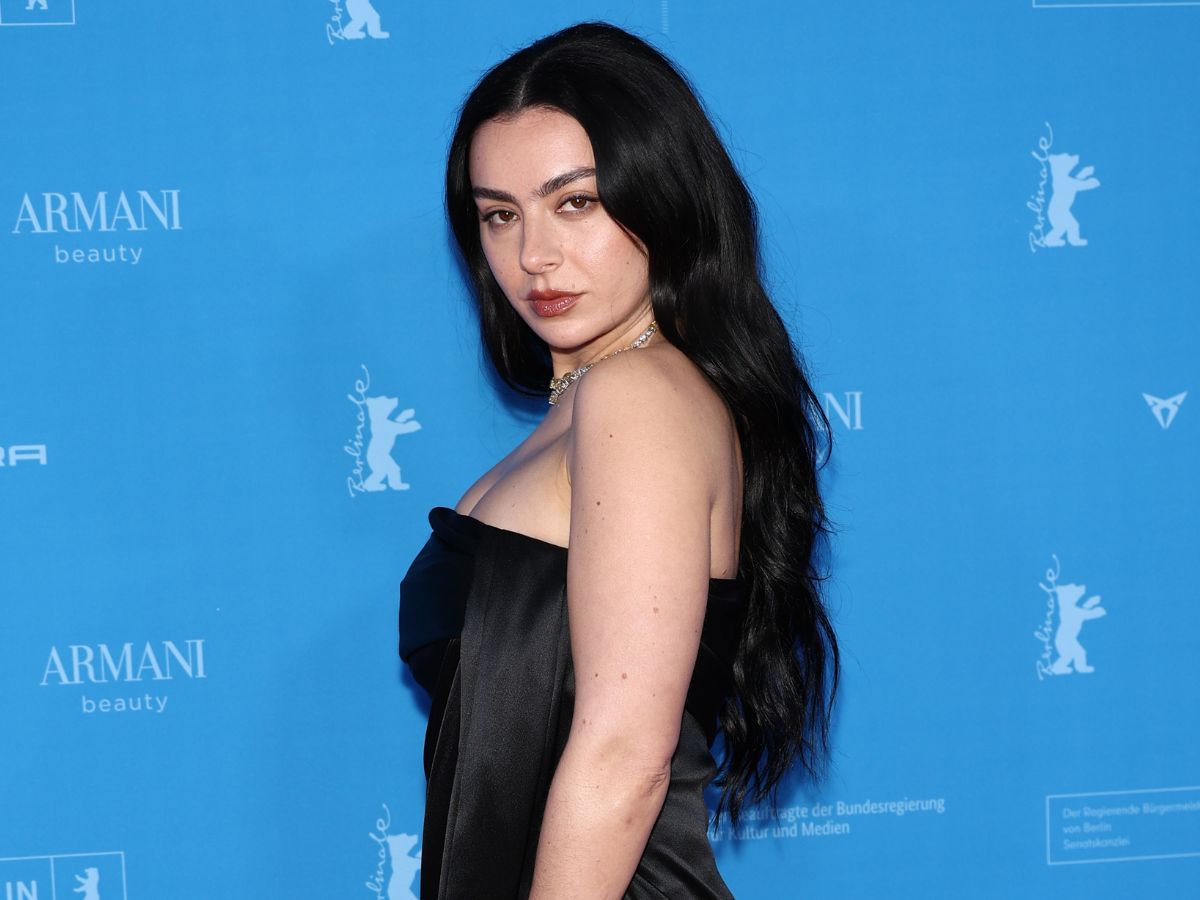 Charli XCX: To smokey eye look στο νέο της video clip έχει high-fashion twist και καθορίζει τις τάσεις της επόμενης σεζόν