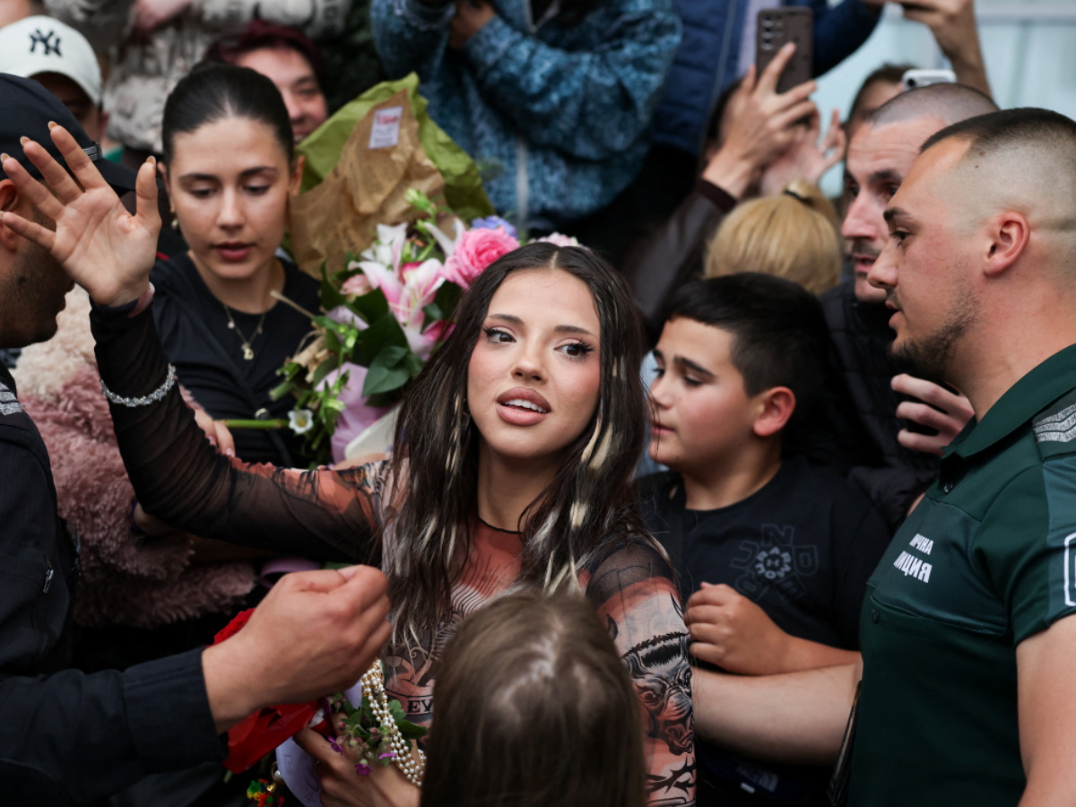 Eurovision 2026: Η νικήτρια Dara επέστρεψε στη Βουλγαρία και γνώρισε την πλήρη αποθέωση στο αεροδρόμιο – Φωτογραφίες