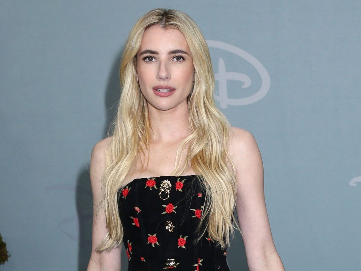 H Emma Roberts εμφανίστηκε με πολύ μακριά μαλλιά ακολουθώντας τη νέα τάση της φετινής χρονιάς