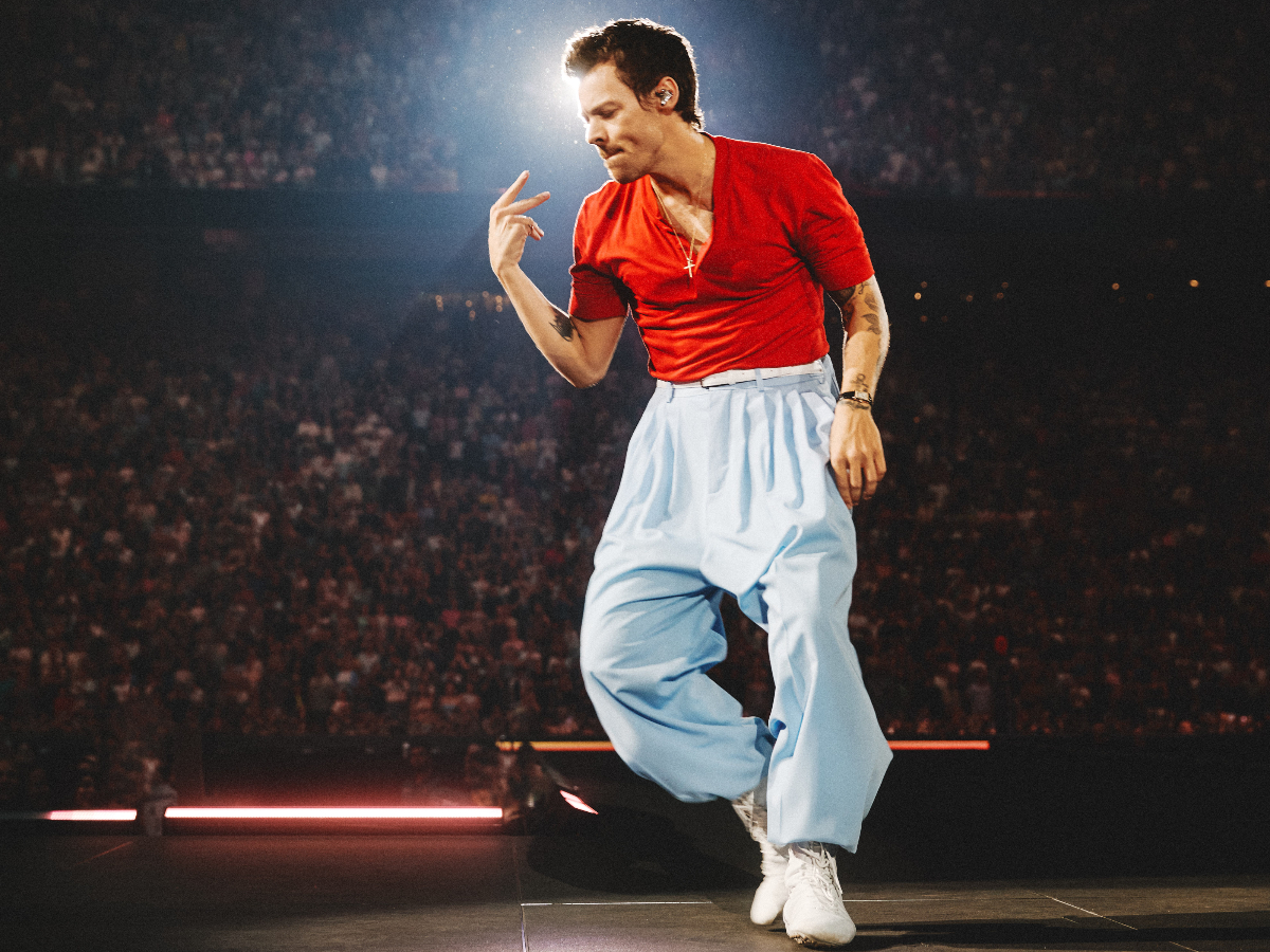 Harry Styles με custom Calvin Klein: Η on stage εμφάνιση που έκανε το χρώμα να δείχνει πιο cool από ποτέ