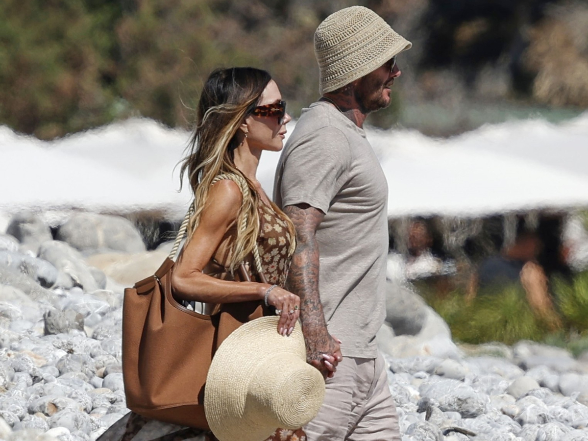Beachwear: Η Victoria Beckham δίνει το πιο κομψό μάθημα στιλ για την παραλία