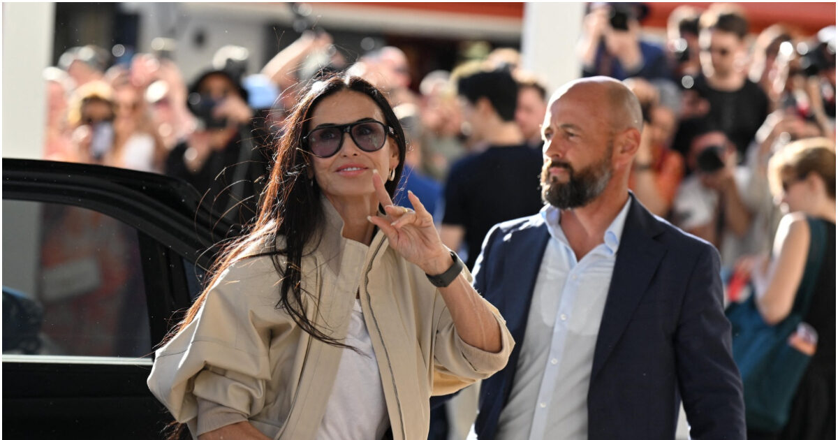 Κάννες 2026: Η Demi Moore φτάνει στο φεστιβάλ με super look