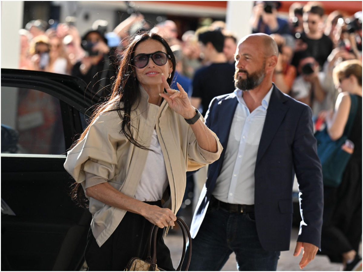 Κάννες 2026: Η Demi Moore φτάνει στο φεστιβάλ με super look