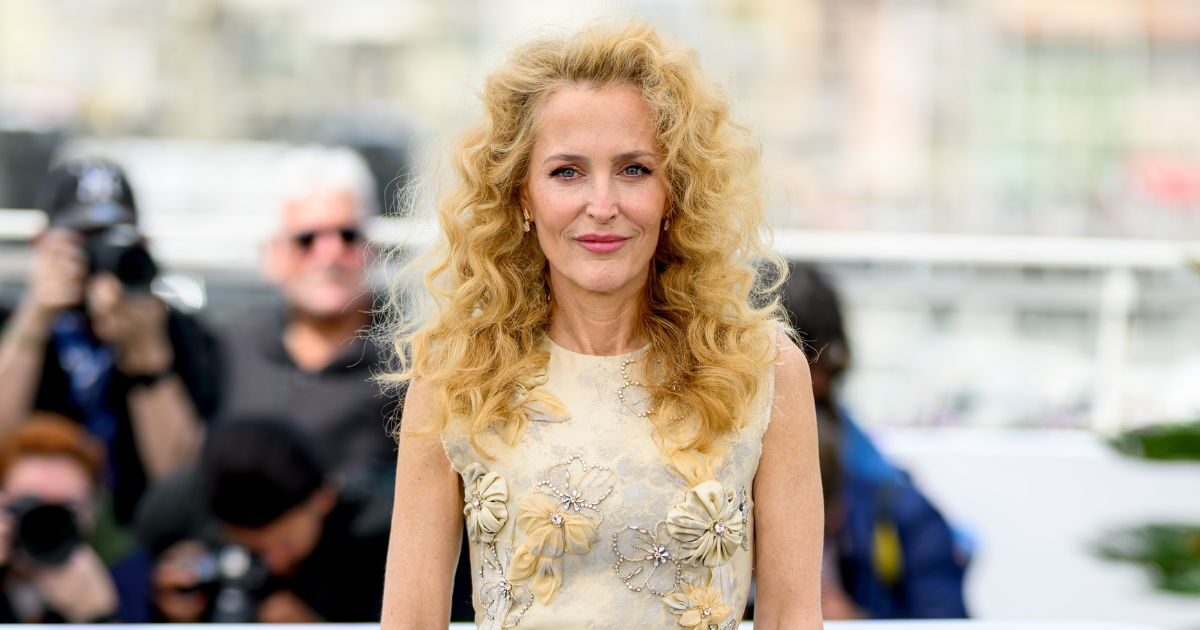 Gillian Anderson: Εντυπωσίασε στο Φεστιβάλ των Καννών με retro μπούκλες εμπνευσμένες από τα ’80s