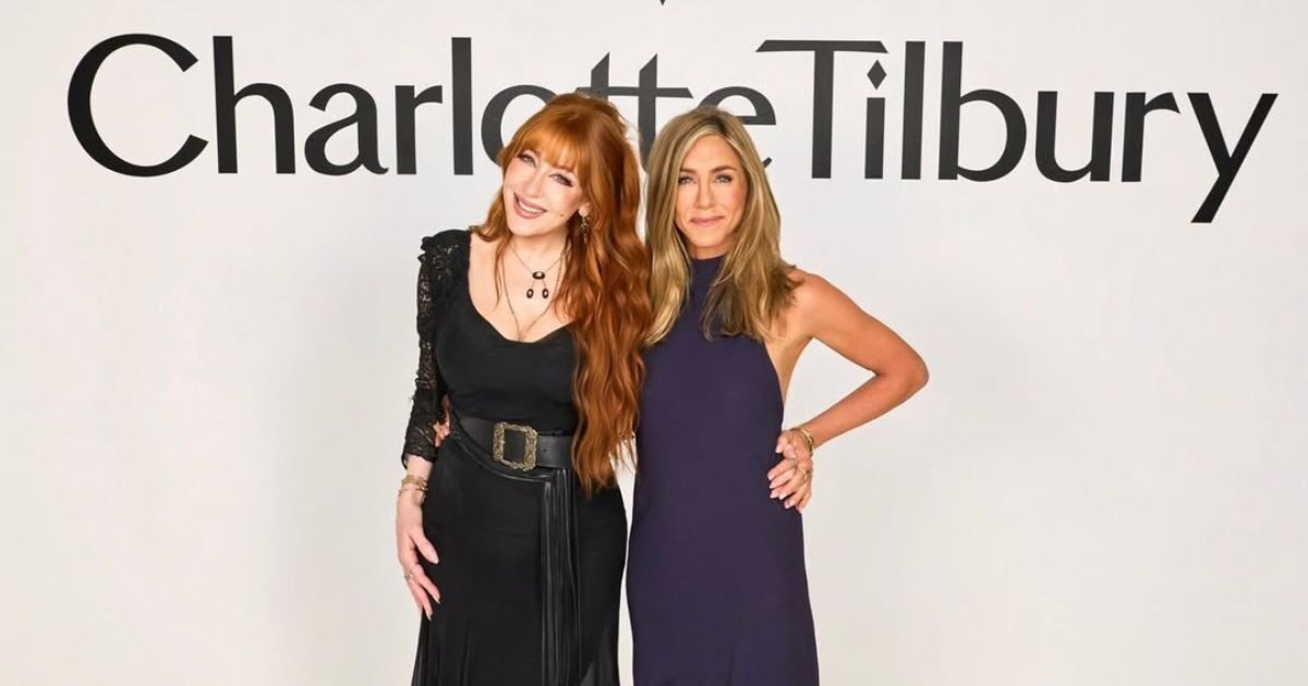 Η Jennifer Aniston συνεργάζεται με τη Charlotte Tilbury και ενώνουν haircare και μακιγιάζ σε μια συνεργασία-έκπληξη