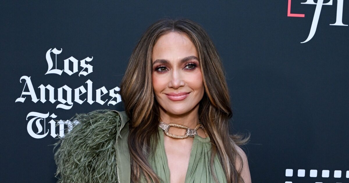 Το τελευταίο μανικιούρ της Jennifer Lopez είναι ότι πιο summer chic έχουμε δει τελευταία