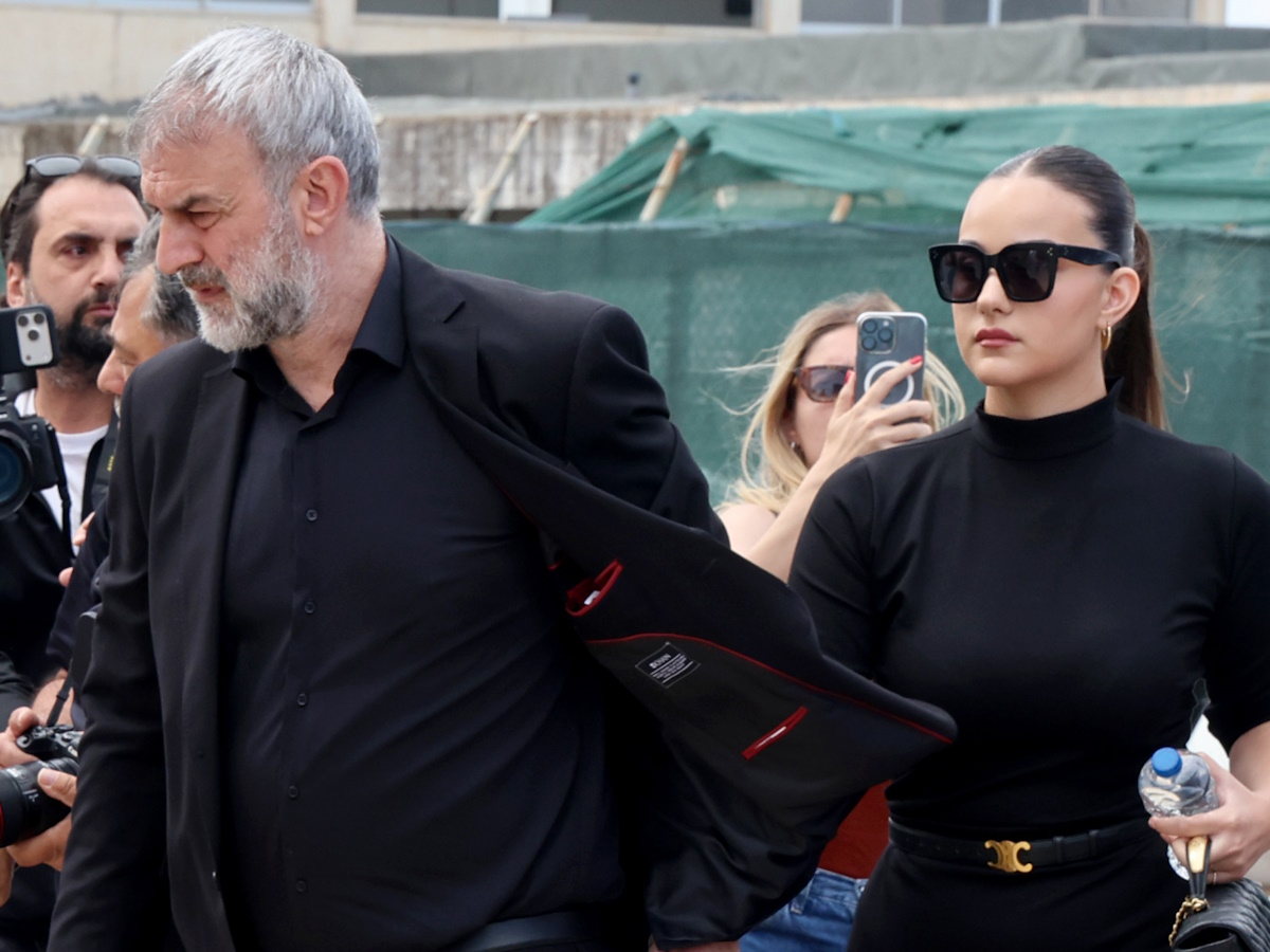 Κηδεία Γωγώς Μαστροκώστα: «Ράγισαν» καρδιές με τον επικήδειο της κόρης της, Βικτώριας – «Αν υπάρχει αγάπη είσαι η μοναδική»