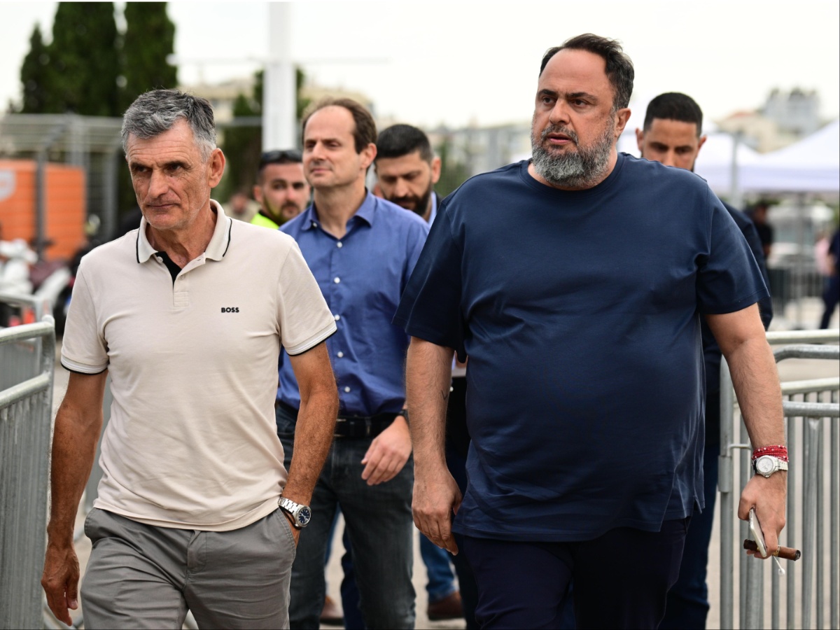 Final Four: Ο Βαγγέλης Μαρινάκης με τον Χοσέ Λουίς Μεντιλίμπαρ στο T- Center για τον ημιτελικό του Ολυμπιακού με τη Φενερμπαχτσέ
