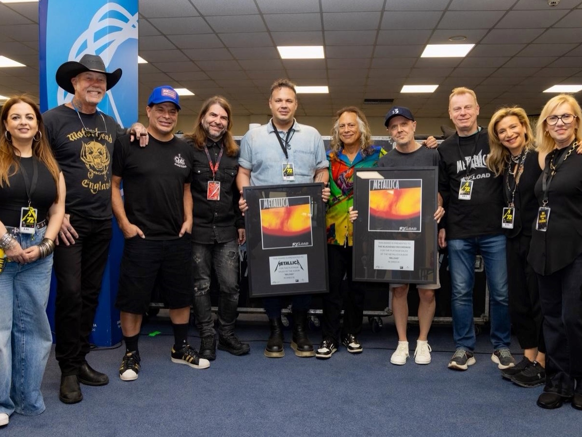 Metallica: Η απονομή στην Αθήνα λίγο πριν ανέβουν στη σκηνή του ΟΑΚΑ