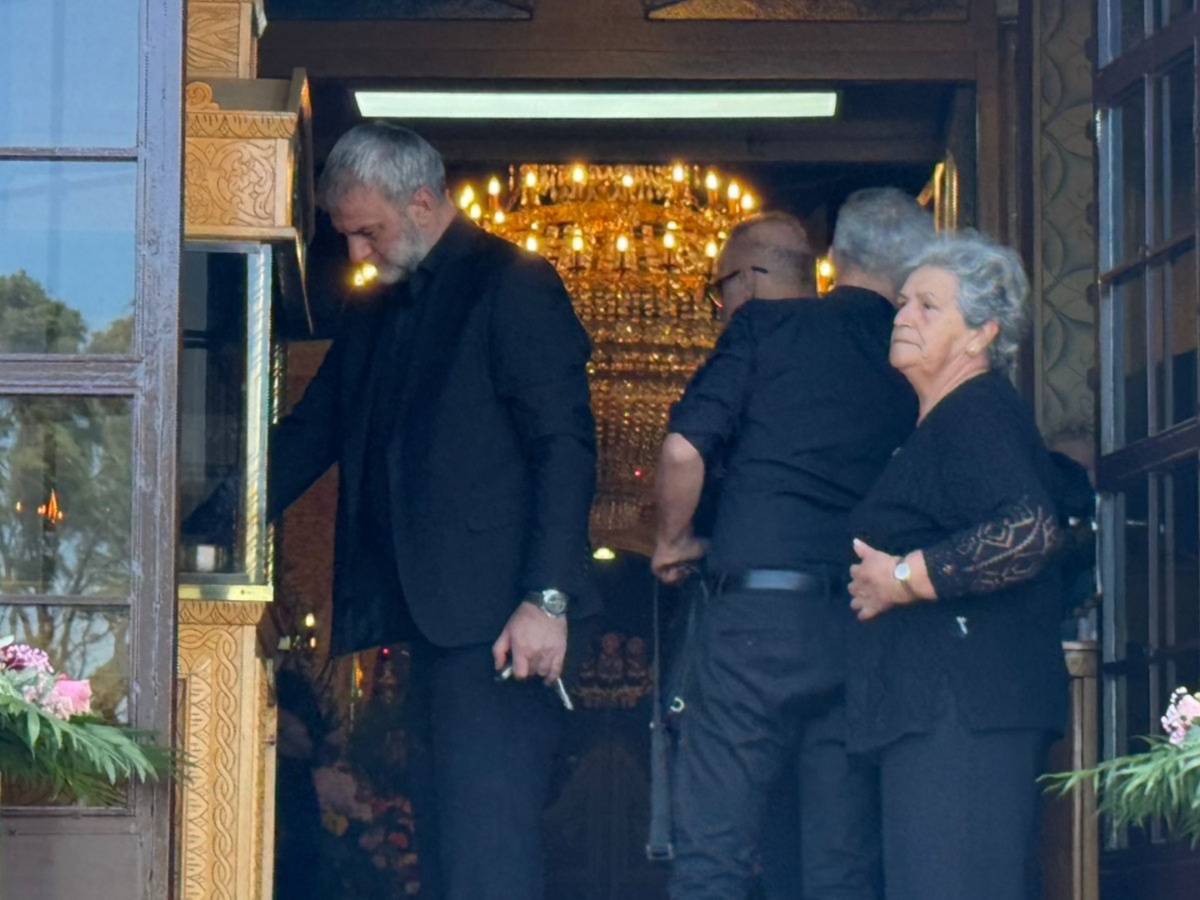 Γωγώ Μαστροκώστα: Συντετριμμένος ο Τραϊανός Δέλλας στην κηδεία της