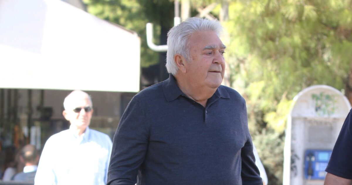 Πασχάλης Τερζής: Η σπάνια εμφάνιση του τραγουδιστή στον γάμο της εγγονής του – Φωτογραφίες