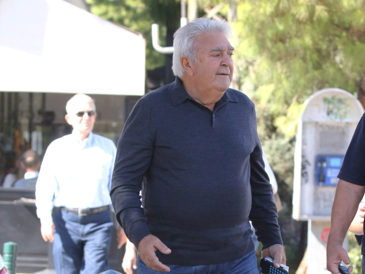 Πασχάλης Τερζής: Η σπάνια εμφάνιση του τραγουδιστή στον γάμο της εγγονής του – Φωτογραφίες