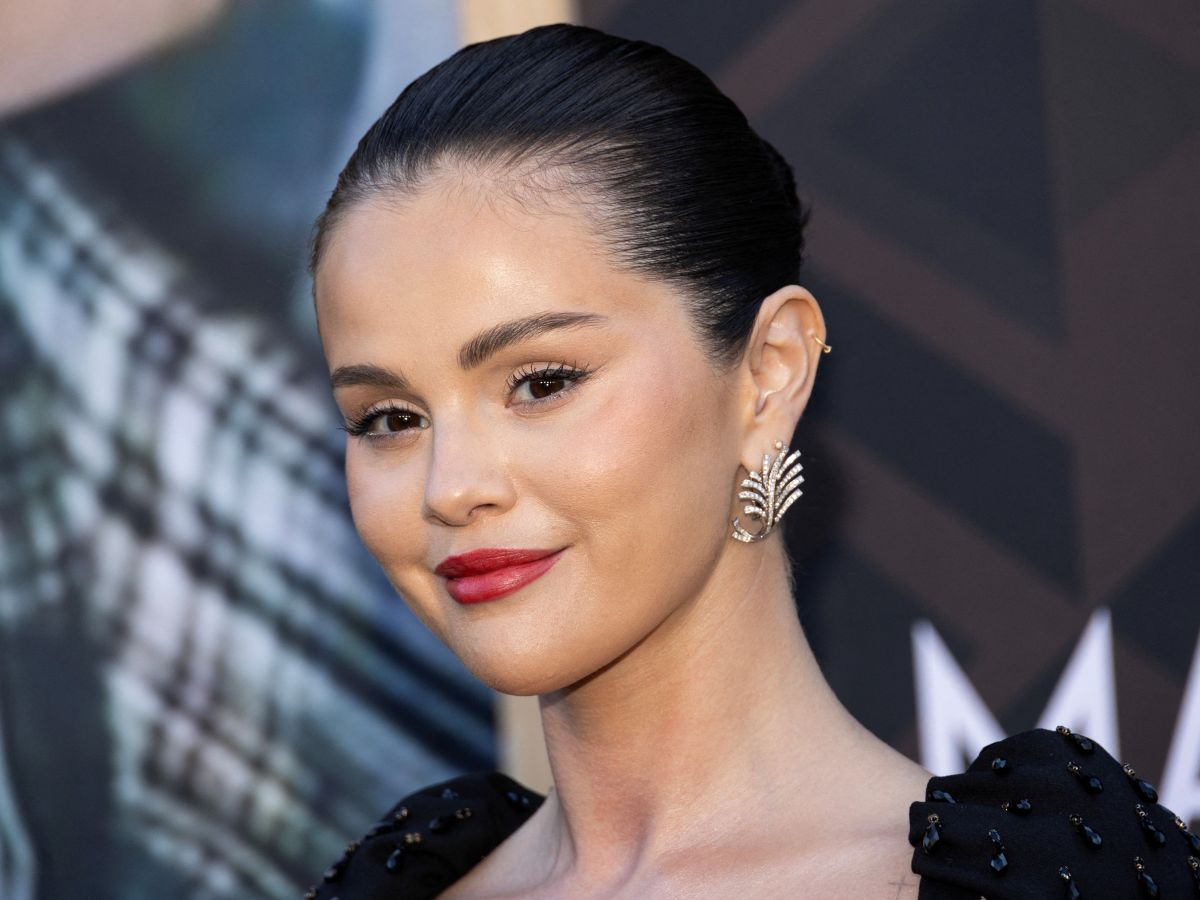 Selena Gomez: Minimal chic με έντονο κόκκινο κραγιόν και αψεγάδιαστο sleek χτένισμα