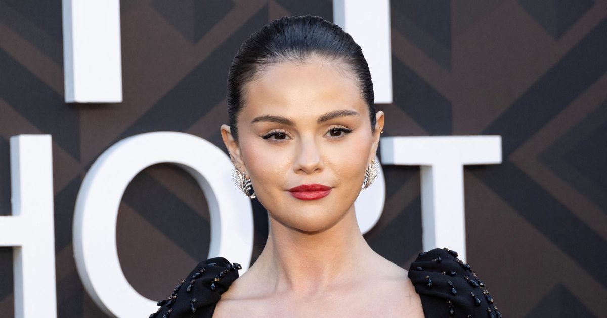 Selena Gomez: Minimal chic με έντονο κόκκινο κραγιόν και αψεγάδιαστο sleek χτένισμα