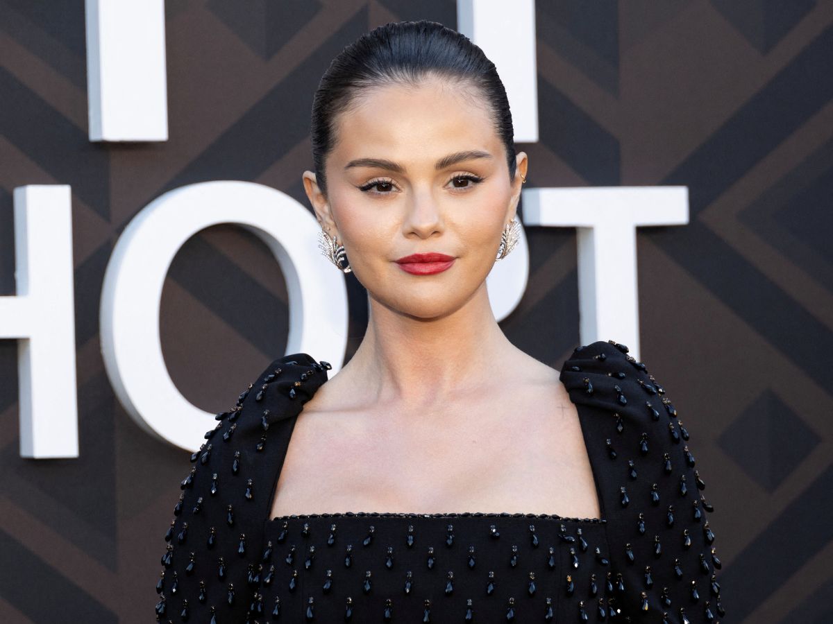 Selena Gomez: Minimal chic με έντονο κόκκινο κραγιόν και αψεγάδιαστο sleek χτένισμα