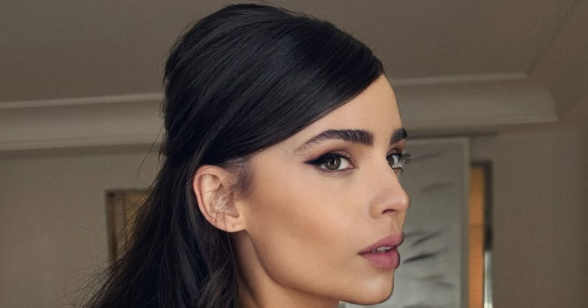The Brigitte half-up: To look της Sofia Carson αναβιώνει τη λαμπερή αισθητική των ’60s