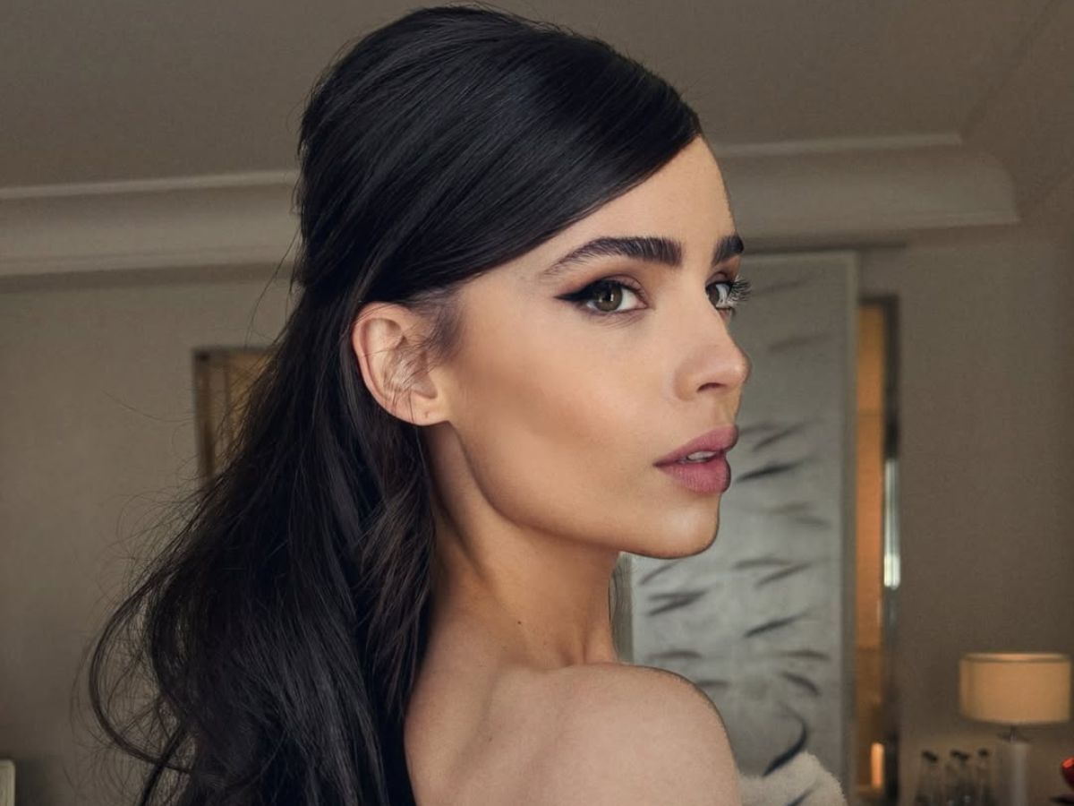 The Brigitte half-up: To look της Sofia Carson αναβιώνει τη λαμπερή αισθητική των ’60s