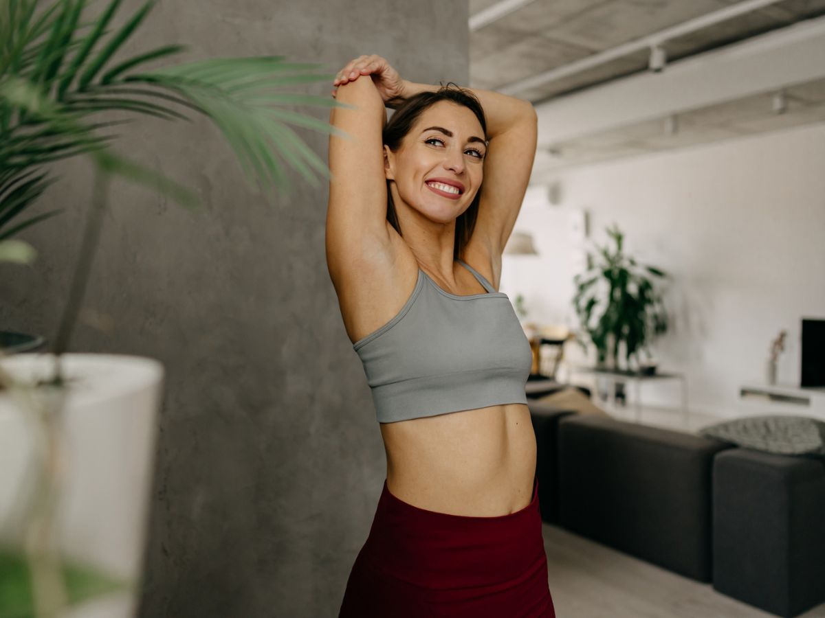 7 ασκήσεις stretching για να ανακουφίσεις την πιασμένη πλάτη