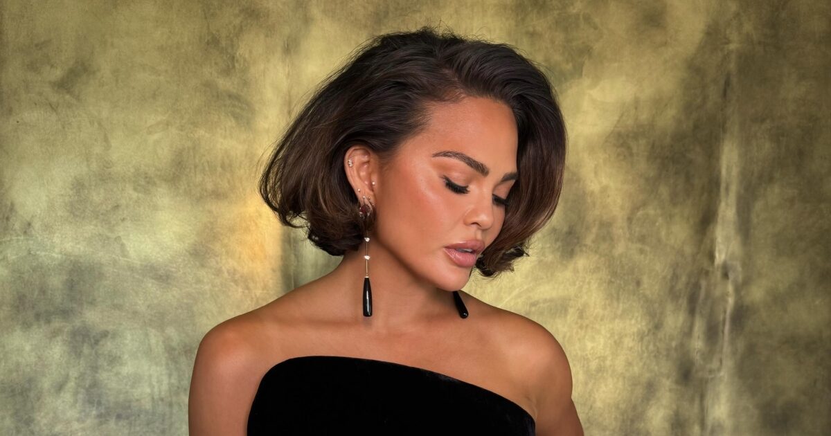 Καλεσμένη σε γάμο; Το Jackie ‘O χτένισμα της Chrissy Teigen είναι η τέλεια επιλογή