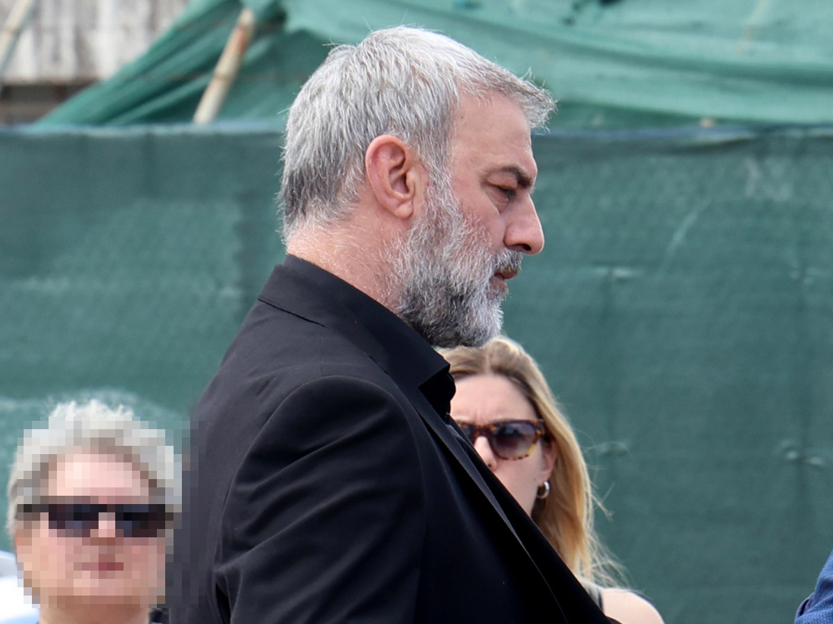 Γωγώ Μαστροκώστα: Συγκλονίζει ο επικήδειος του Τραϊανού Δέλλα στην κηδεία της – «Μου έριχνες στάχτη στα μάτια για να μην δω την πραγματική σου μορφή»