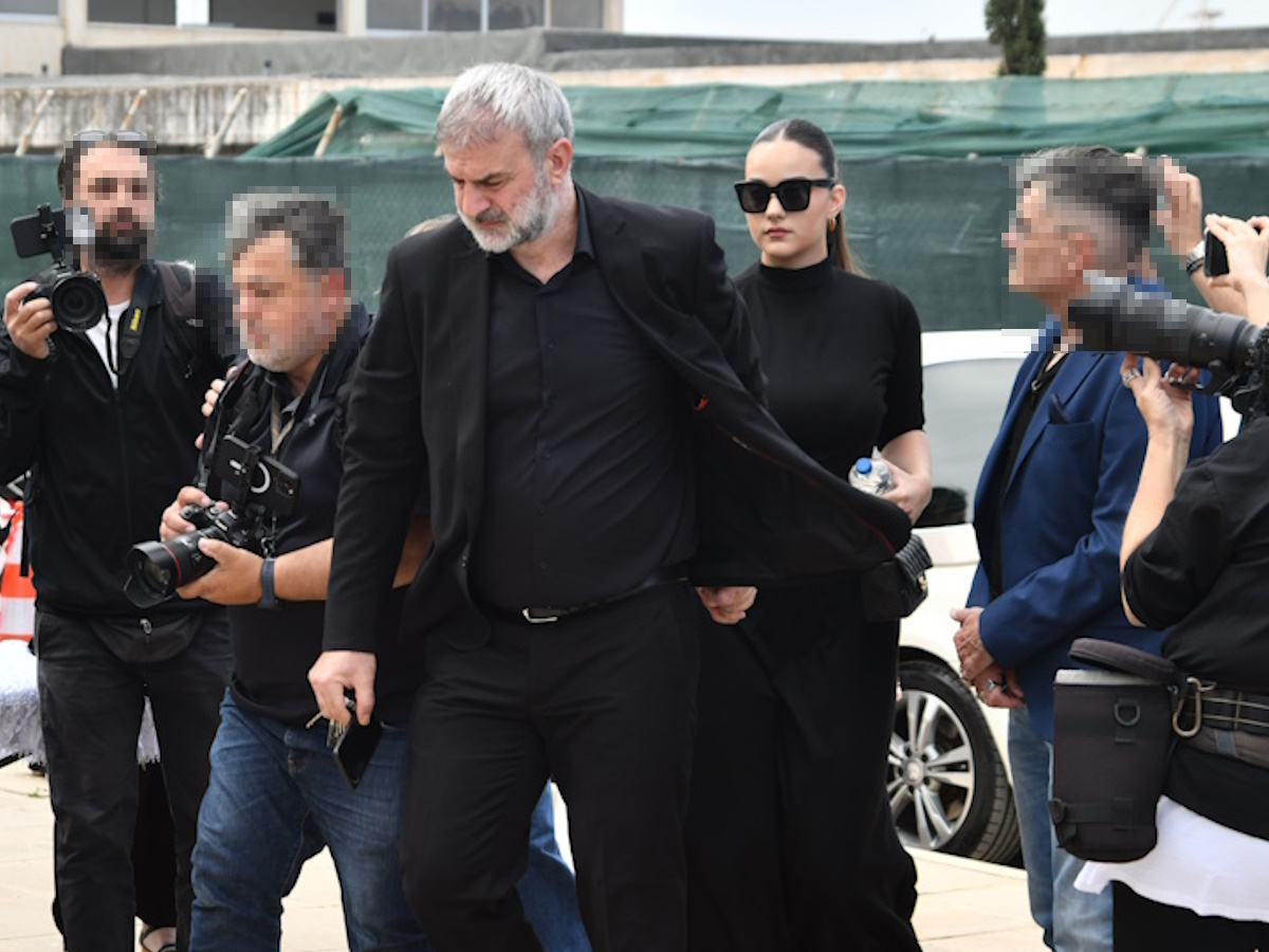 Κηδεία Γωγώς Μαστροκώστα: Πιασμένος χέρι-χέρι με την κόρη της Βικτώρια, ο Τραϊνός Δέλλας στο τελευταίο αντίο