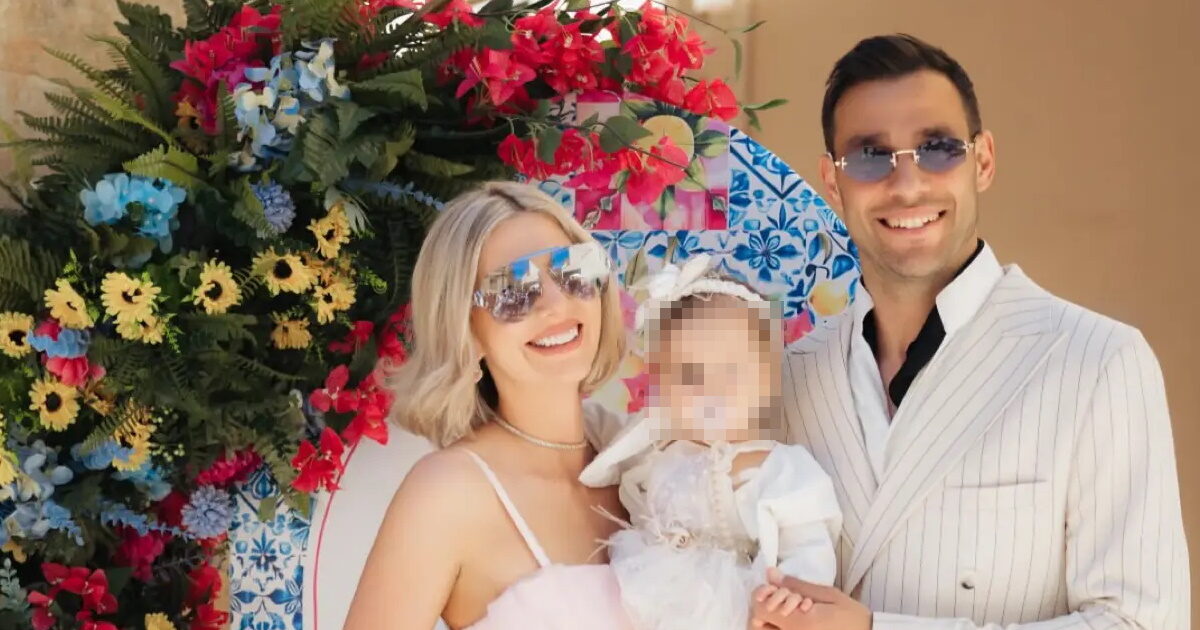 Ελένη Χαμπέρη – Αλέξανδρος Αναστασίου: Βάφτισαν την ενός έτους κόρη τους, Μαρίνα στην Κέρκυρα – Φωτογραφίες