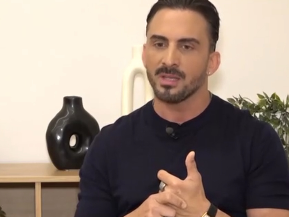 Ιορδάνης Αγαπητός: Η συνεργασία με τον Φοίβο και η συγκλονιστική ιστορία ζωής – «Στο δημοτικό έκρυβα ότι οι γονείς μου ήταν εξαρτημένοι από ουσίες»