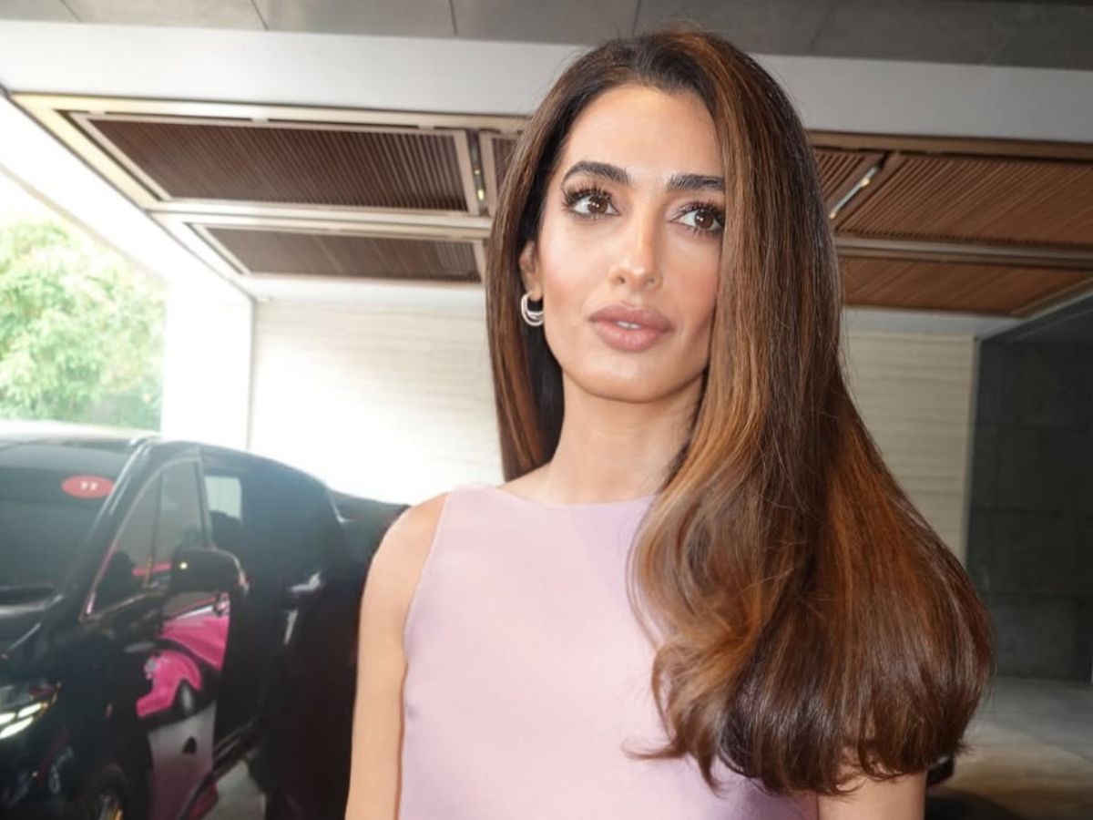Bell Bottom Haircut: Αυτό είναι το νέο κούρεμα της Amal Clooney που «αγκαλιάζει» το πρόσωπο και θα κάνει θραύση το καλοκαίρι