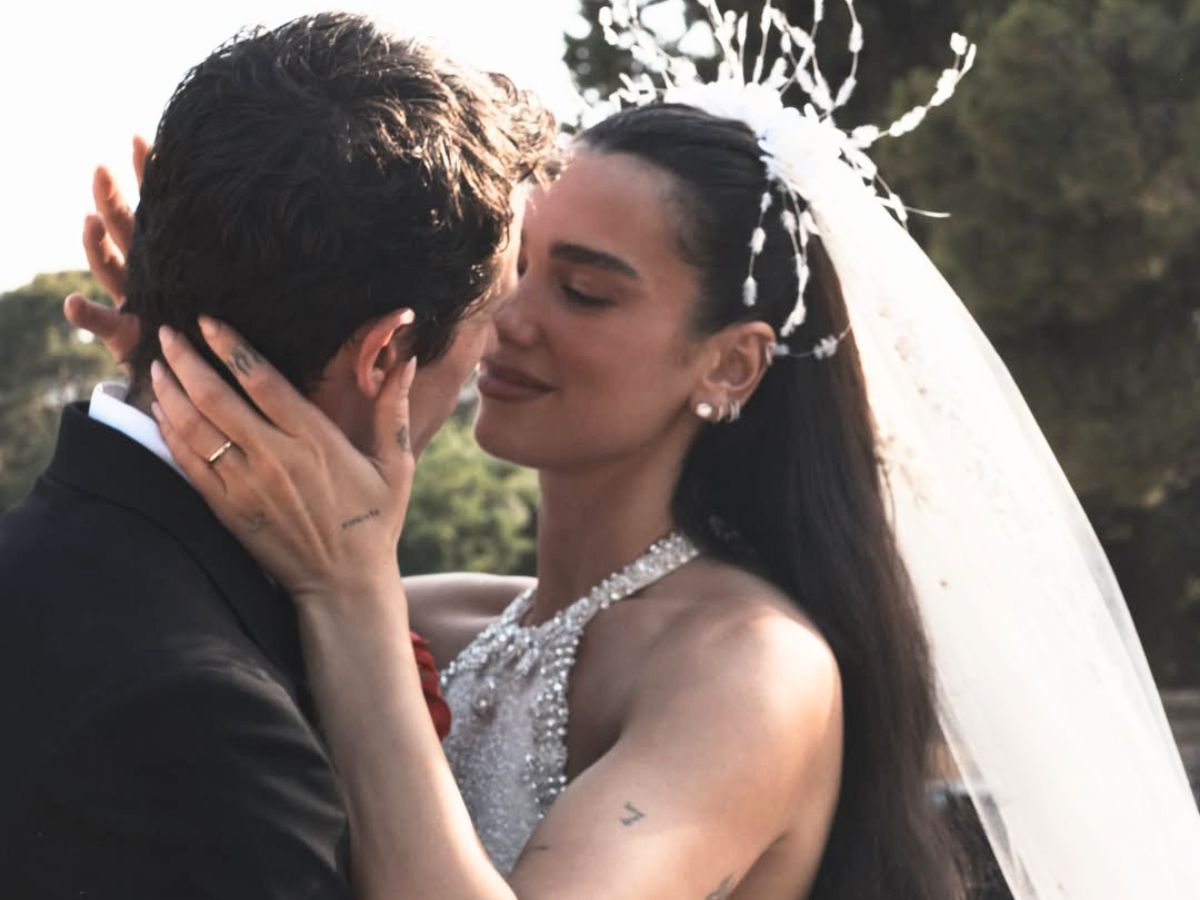 Αυτό είναι το bridal μανικιούρ της Dua Lipa και θα εμπνεύσει τις νύφες της σεζόν