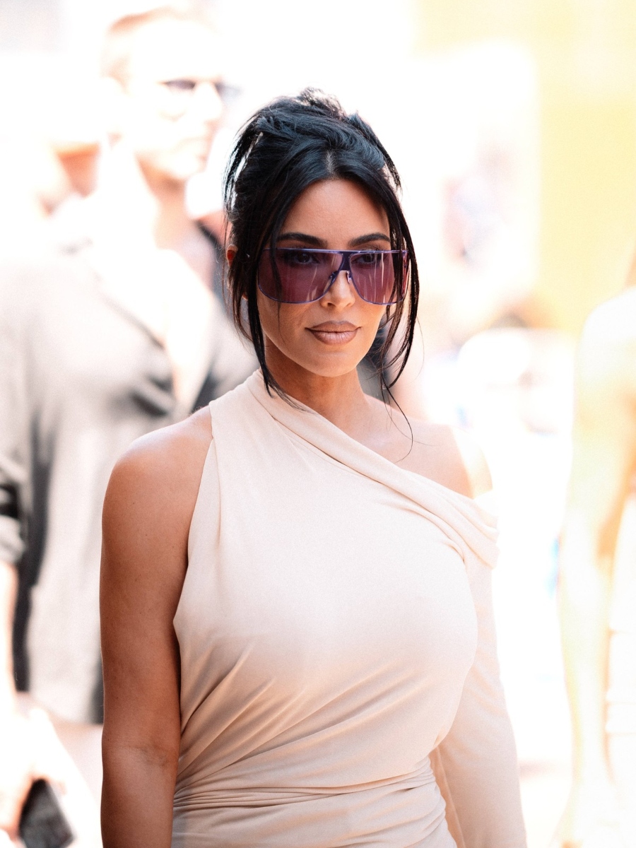 H Kim Kardashian εμφανίστηκε με platinum blonde bob σε βραδινή επίσκεψη στον δερματολόγο της