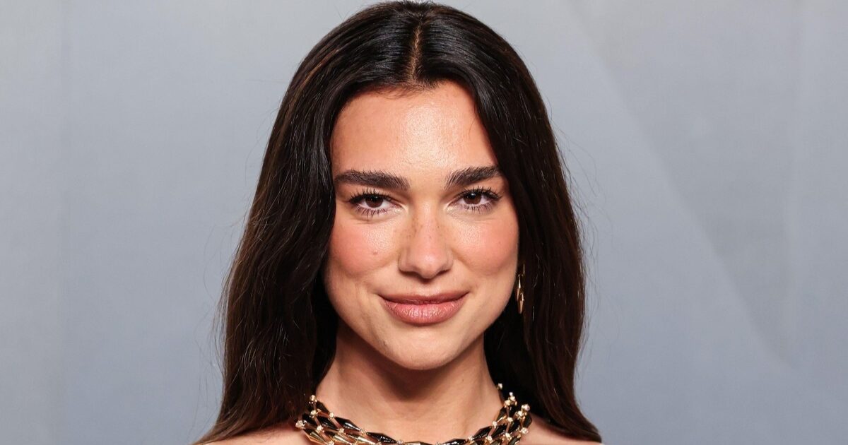 Η make-up artist της Dua Lipa αποκαλύπτει το «απρόσμενο» προϊόν που βοηθά το μολύβι χειλιών να διαρκεί όλη μέρα