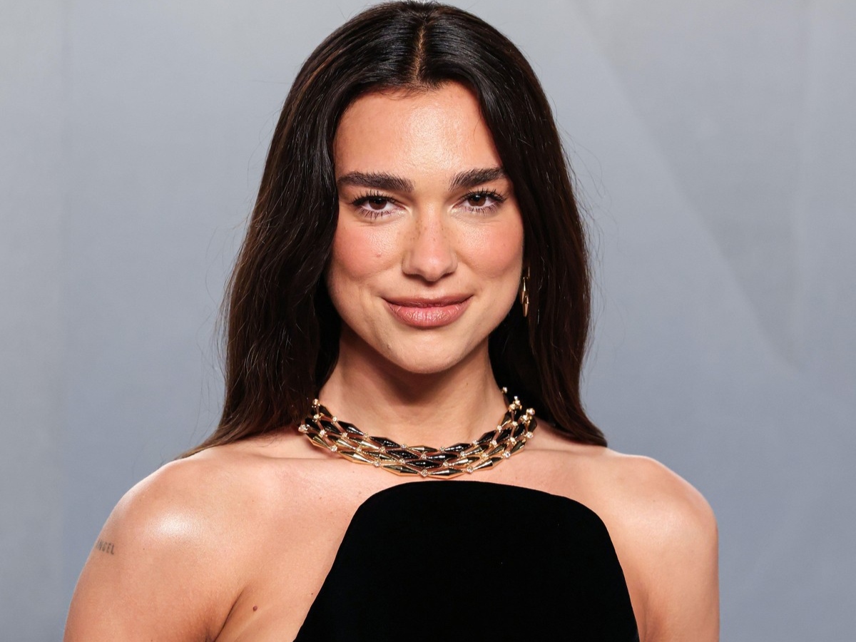 Η make-up artist της Dua Lipa αποκαλύπτει το «απρόσμενο» προϊόν που βοηθά το μολύβι χειλιών να διαρκεί όλη μέρα