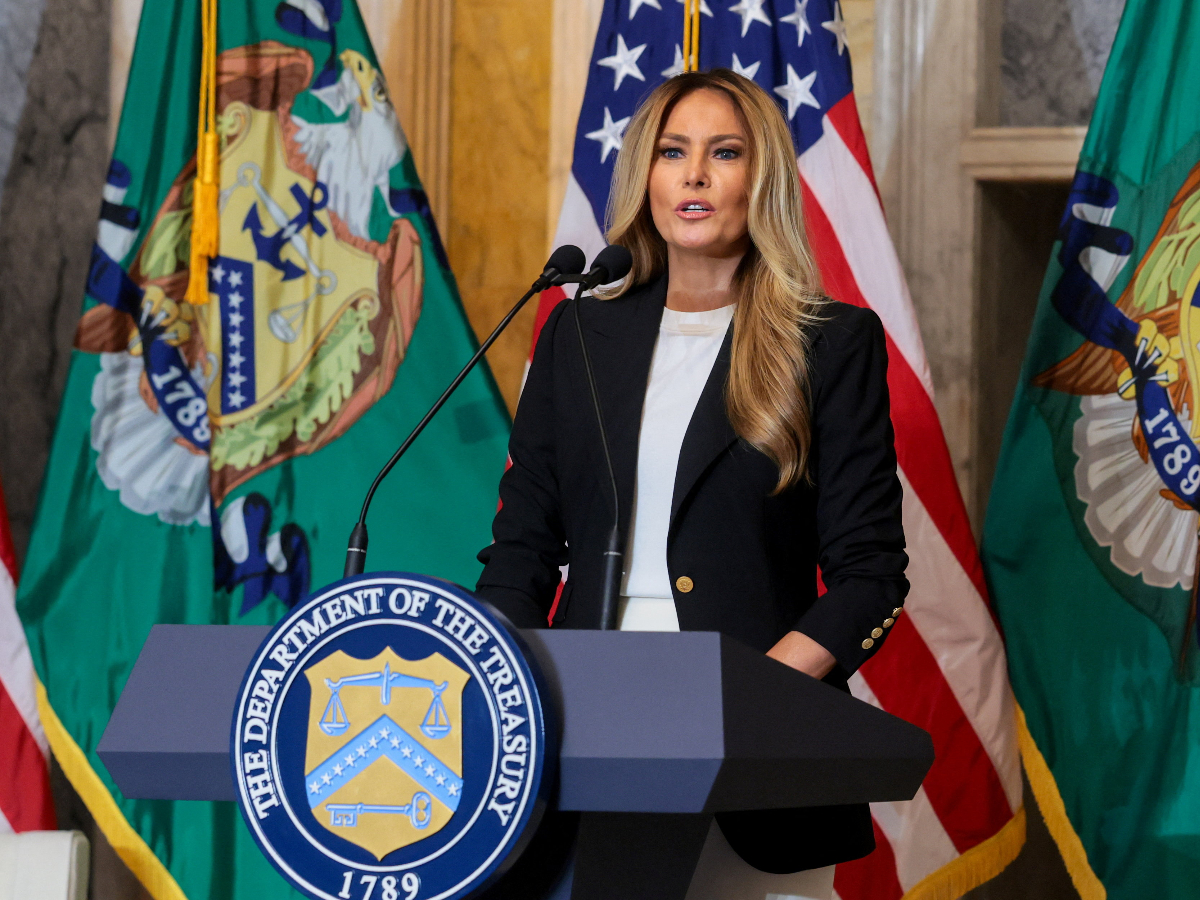Melania Trump: Καμία άλλη δεν υποστηρίζει το navy chic όπως αυτή