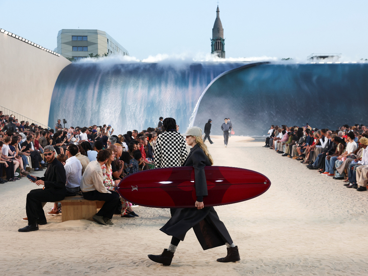 Surf & The City: Η Louis Vuitton έστησε μία παραλία στην καρδιά του Παρισιού