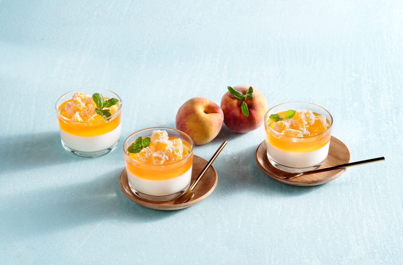 Η πιο εύκολη panna cotta με εξωτική καρύδα και ζουμερό ροδάκινο