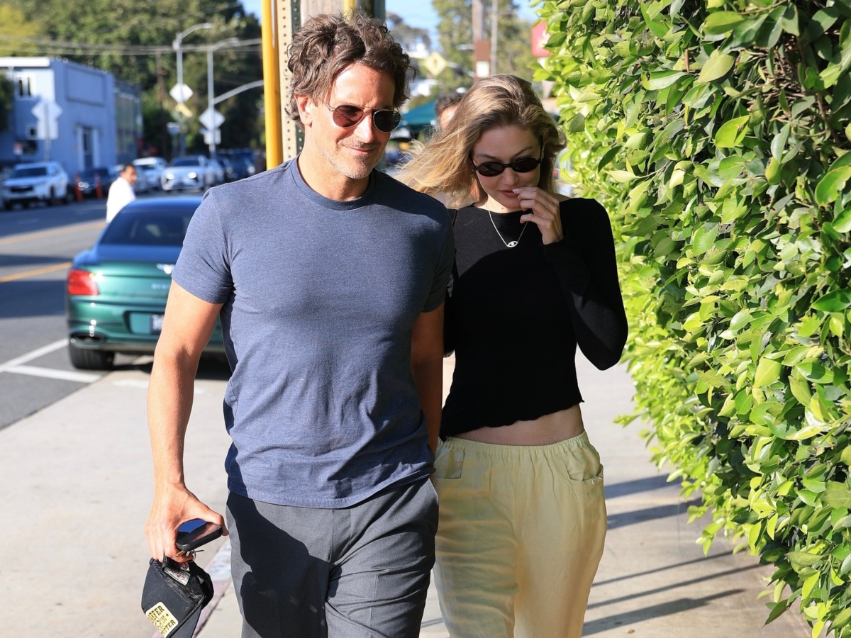 Η Gigi Hadid φοράει το butter yellow παντελόνι που θα χρειαστείς το φετινό καλοκαίρι