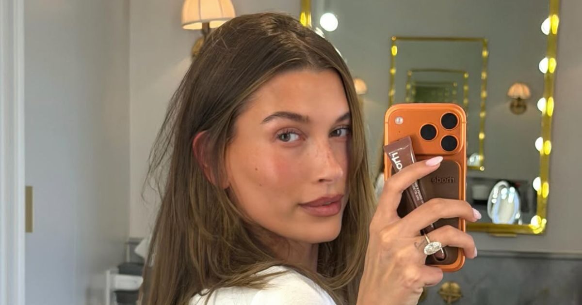 Το απόλυτο summer glow της Hailey Bieber: Bronzer, λαμπερή ε