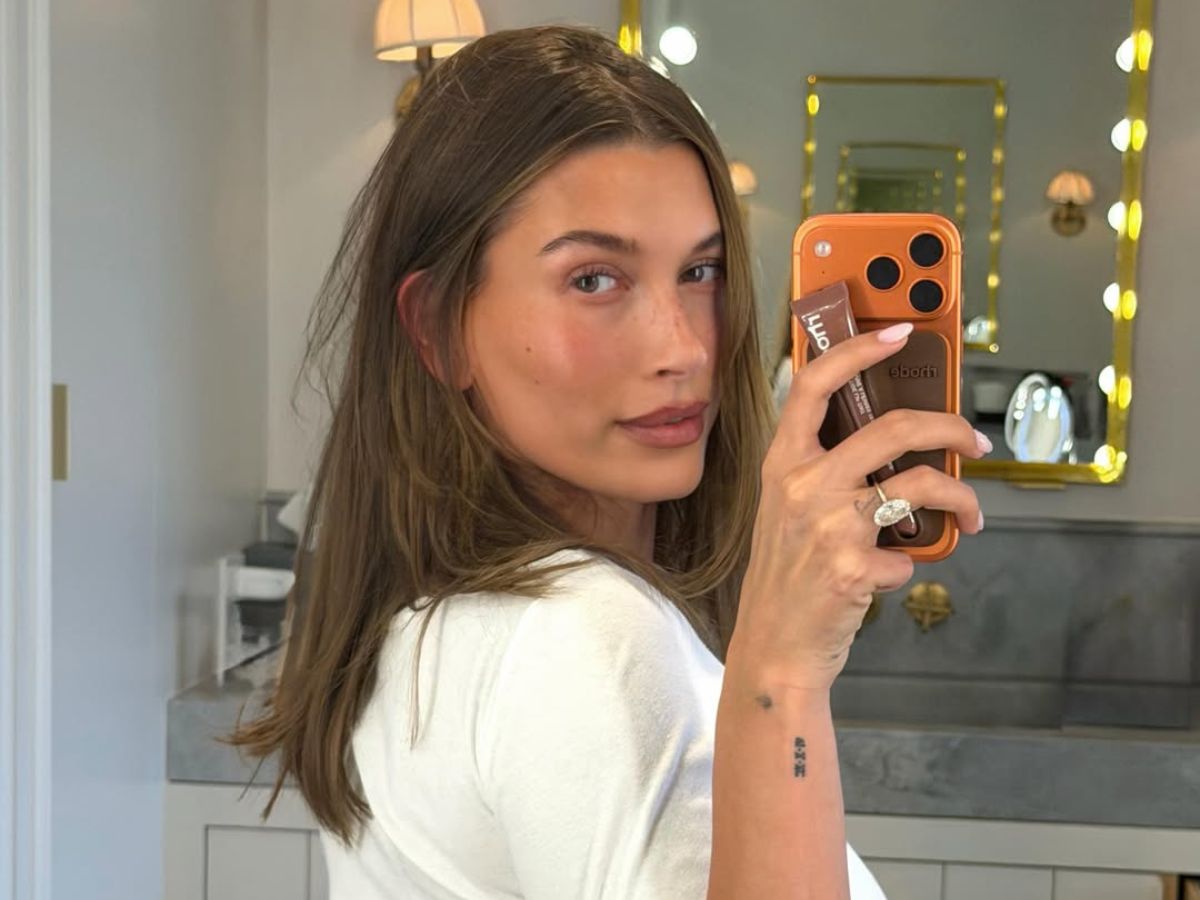 Το απόλυτο summer glow της Hailey Bieber: Bronzer, λαμπερή επιδερμίδα και σοκολατί glossy χείλη