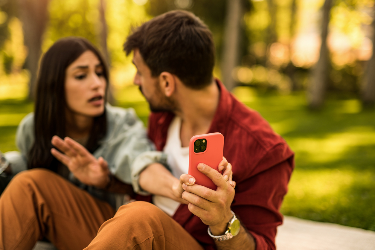 Micro-cheating: Η γκρίζα ζώνη των σχέσεων που δοκιμάζει την εμπιστοσύνη