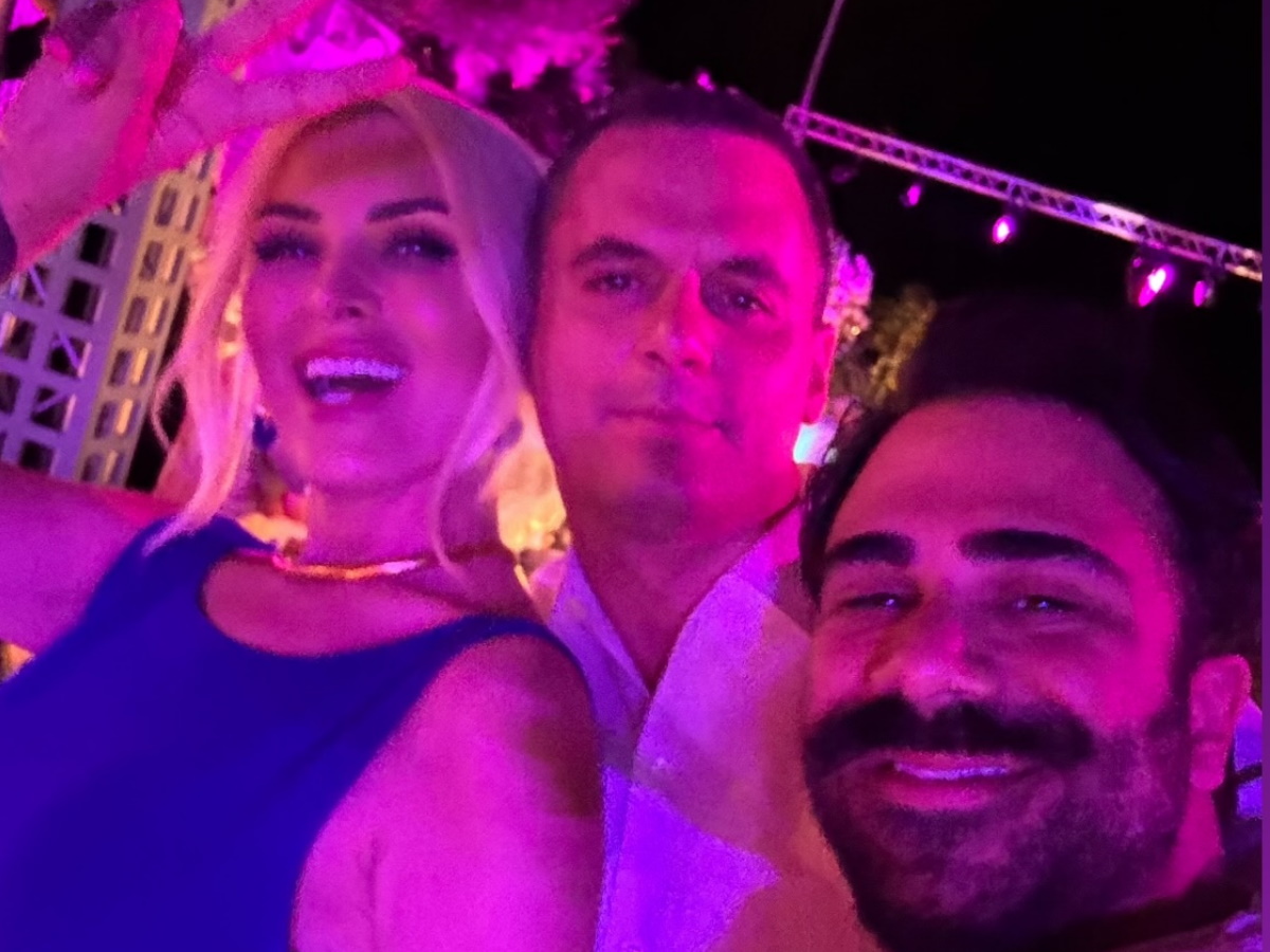Κατερίνα Καινούργιου – Παναγιώτης Κουτσουμπής: Η σπάνια βραδινή έξοδος σε λαμπερό γάμο στο Λαγονήσι