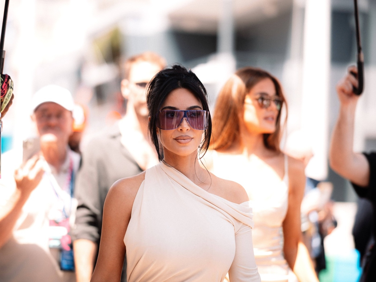 Πώς η Kim Kardashian κάνει ακόμη κι ένα Y2K αξεσουάρ να δείχνει απίστευτα σοφιστικέ