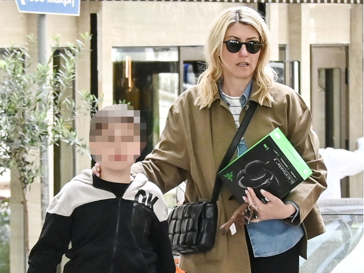 Σία Κοσιώνη: Βόλτα στο κέντρο της Αθήνας με τον 8χρονο γιο της Δήμο – Φωτογραφίες