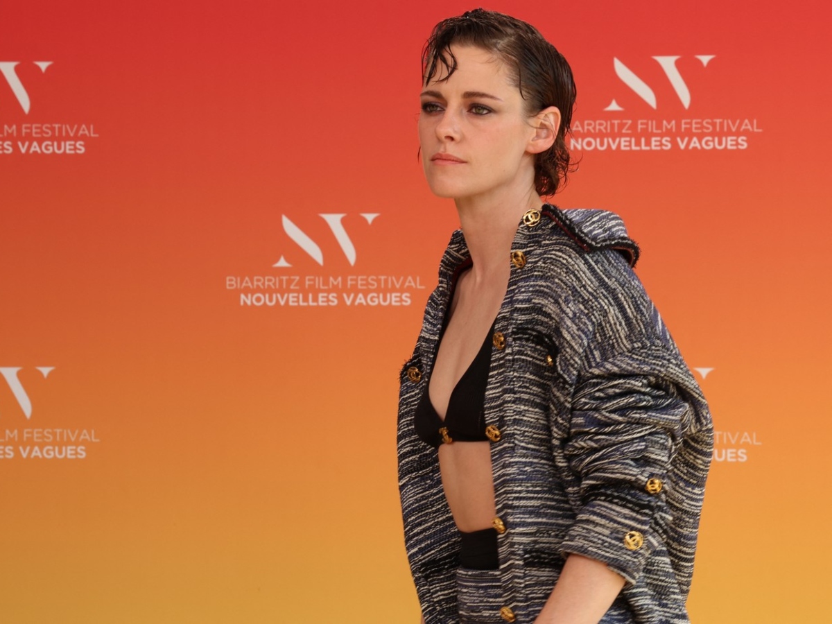 To wet hairstyle της Kristen Stewart ορίζει το καλοκαιρινό cool girl look