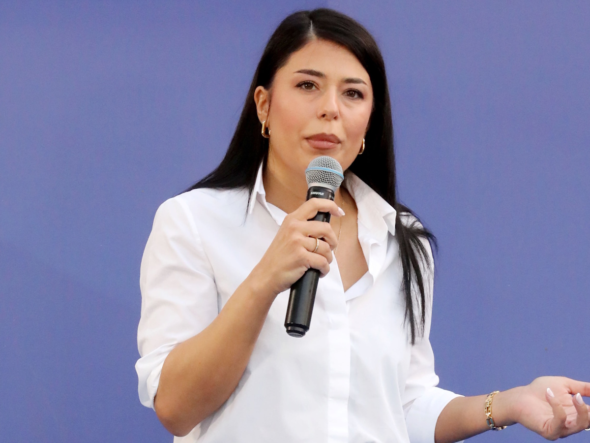 Αφροδίτη Λατινοπούλου: Η άγνωστη συμμετοχή της σε βίντεο κλιπ τραγουδιστή πριν από την πολιτική της πορεία