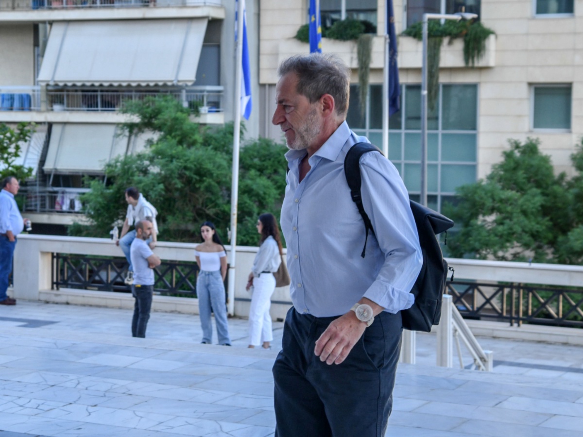 Δημήτρης Λιγνάδης: Ξεκινά η δίκη για τους βιασμούς ανηλίκων – Η άφιξή του στο Εφετείο