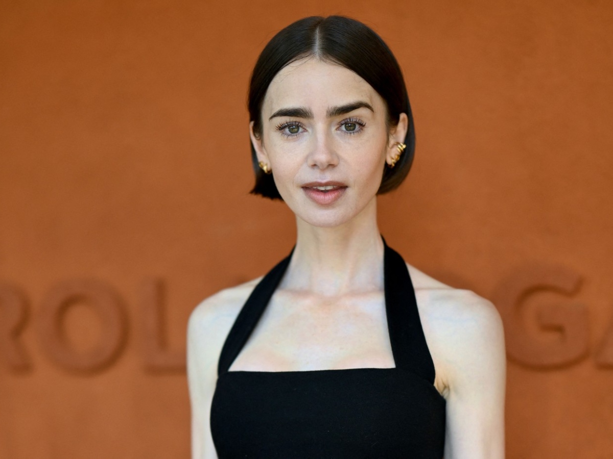 H Lily Collins σου δείχνει πώς θα φορέσεις τα κλασικά pins στα μαλλιά σου φέτος το καλοκαίρι