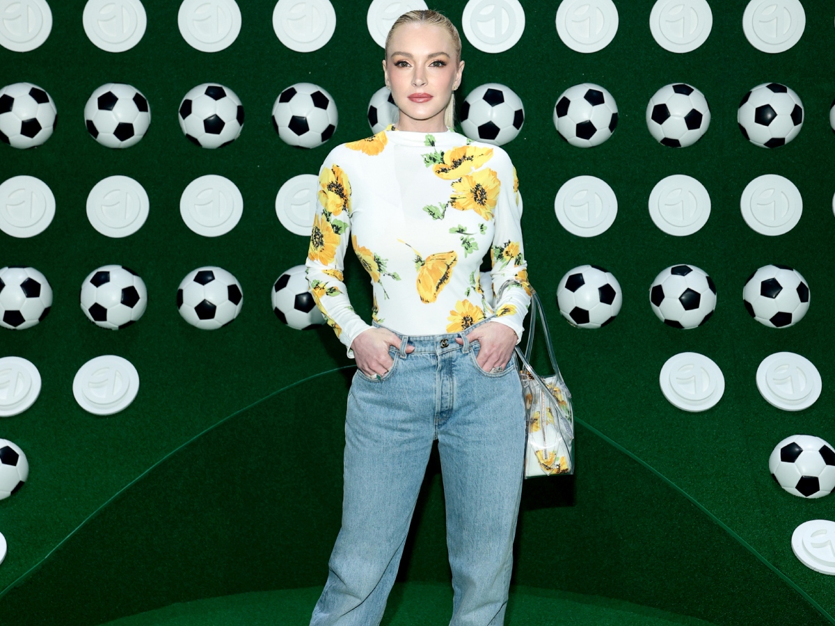 Η Lindsay Lohan θα σε πείσει να φορέσεις και πάλι την κίτρινη σκιά στα μάτια