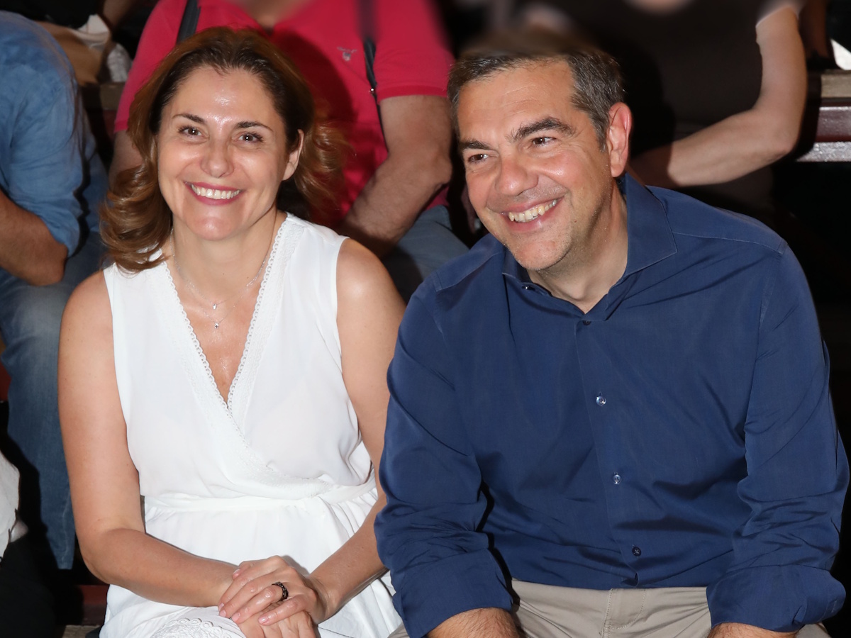 Αλέξης Τσίπρας και Μπέττυ Μπαζιάνα σε νέα κοινή βραδινή εμφάνιση στο θέατρο Λυκαβηττού